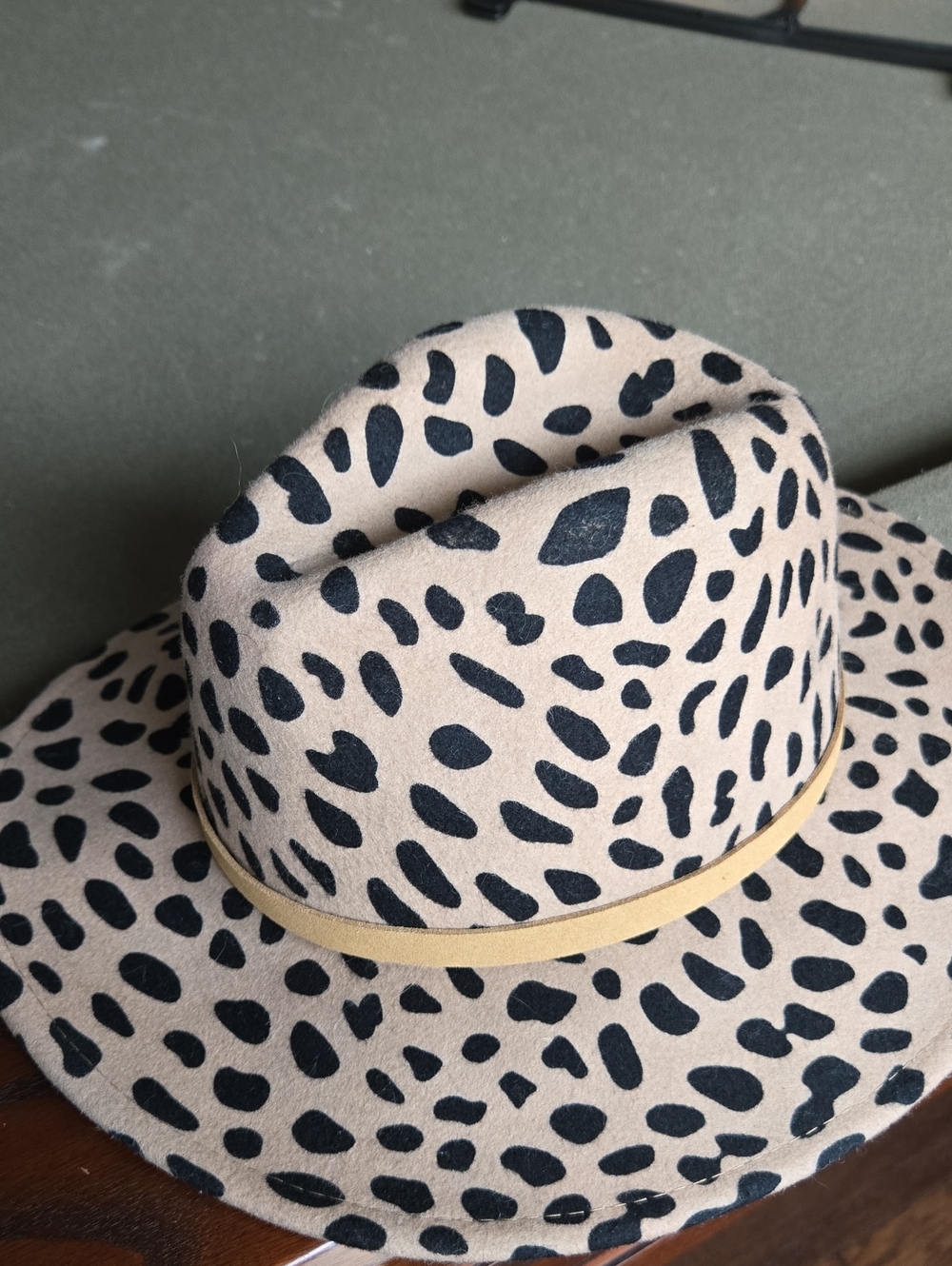 Ladies Leopard-Print Fedora Hat in Beige and Black